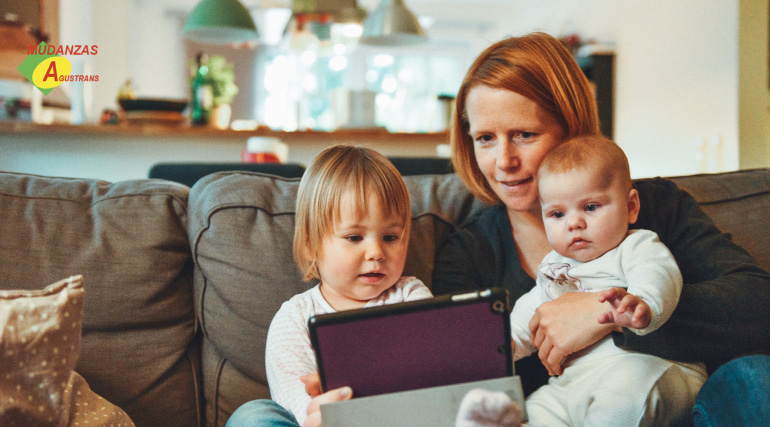 madre contando a sus hijos cómo será su nueva vivienda