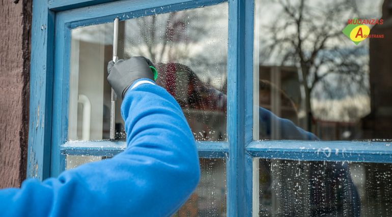 La limpieza de ventanas antes de una mudanza será el toque clave para dejar la casa perfecta.