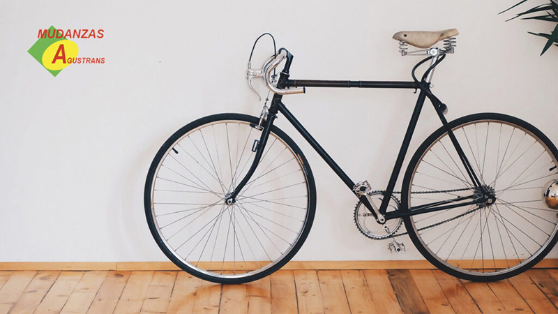 Bicicleta dentro de una casa.