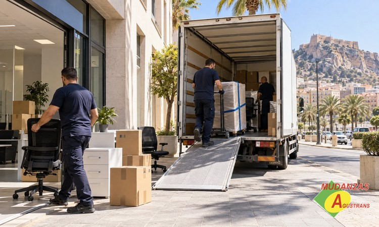 Carga organizada para una mudanza de empresa con equipos informáticos Transporte protegido de mobiliario y equipos de empresa en Alicante